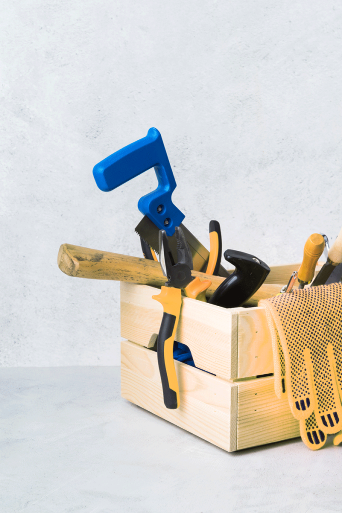 nahaufnahme holzwerkzeugkasten mit verschiedenen werkzeugen nahaufnahme holzwerkzeugkasten mit verschiedenen werkzeugen